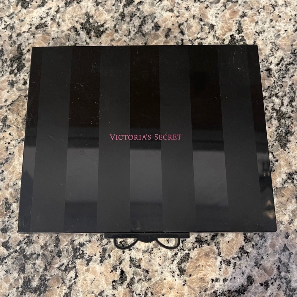 Victoria’s Secret Everything Eyes Palette